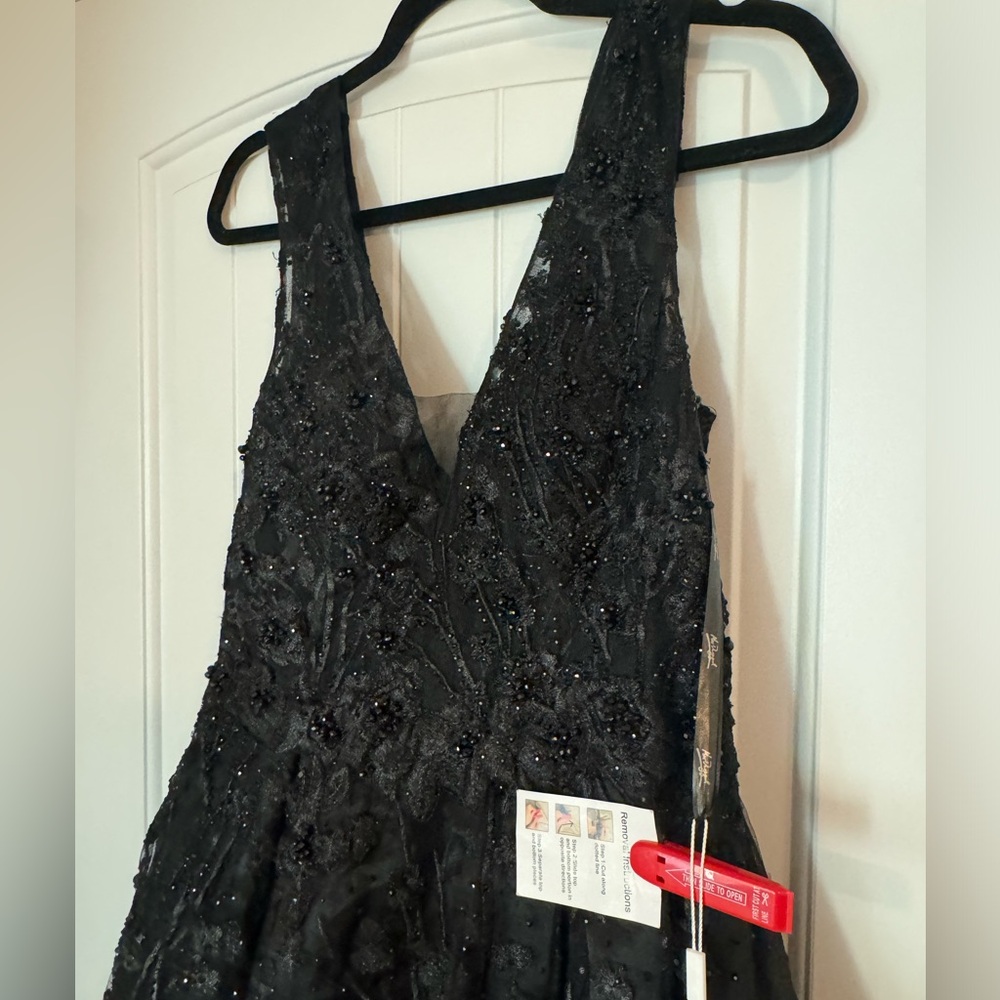 Mac Duggal Black Embroidered V-Neck Sequin Dress Gown Size 6 NWT - Picture 8 of 12